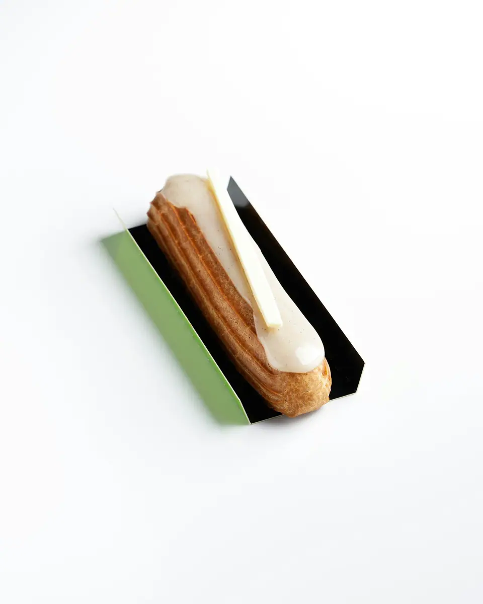 Éclair with white glaze (stock photo)
